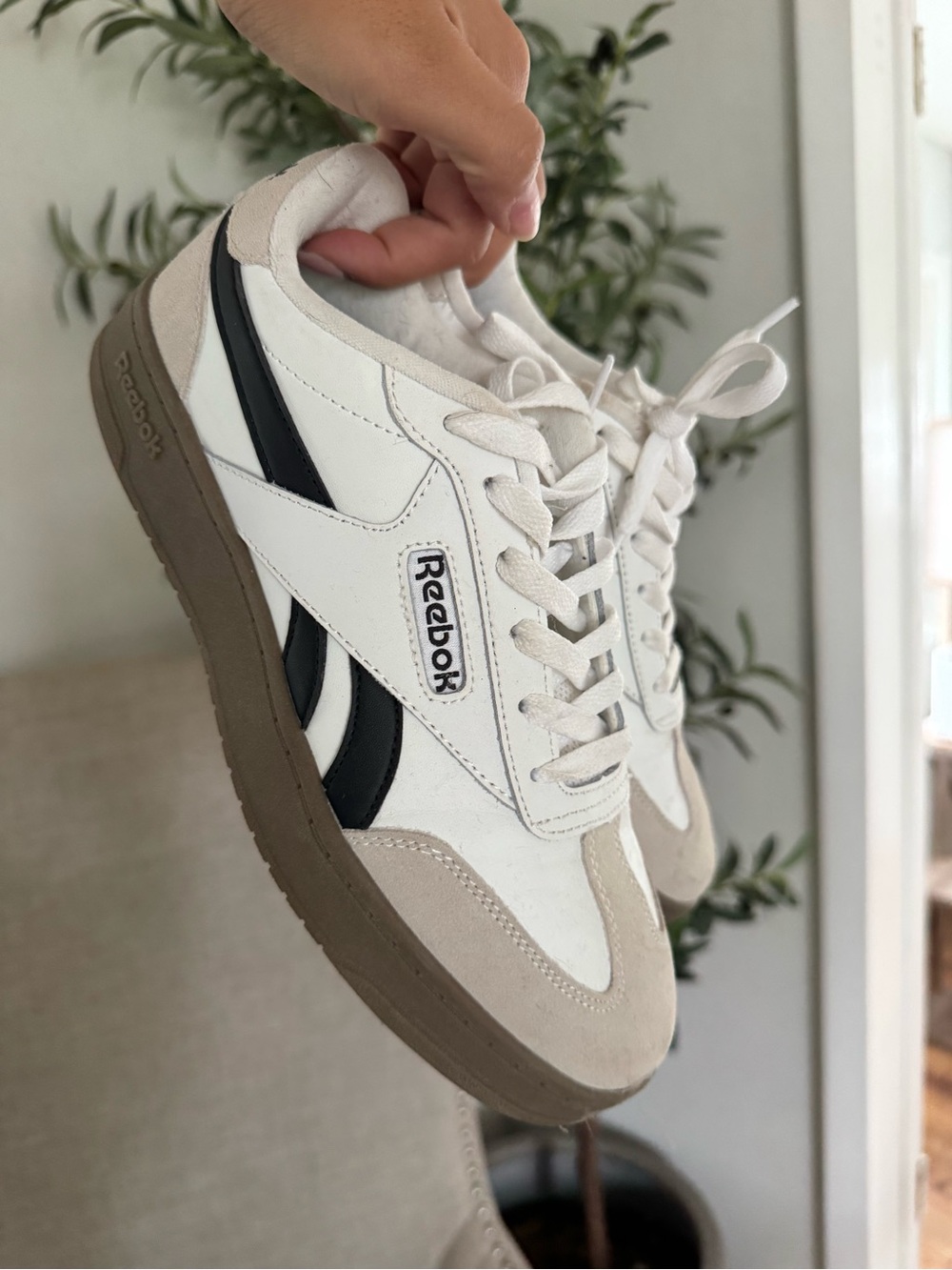 Reebok Women’s Classic Low-Top Sneakers in White and Black Size 8.5